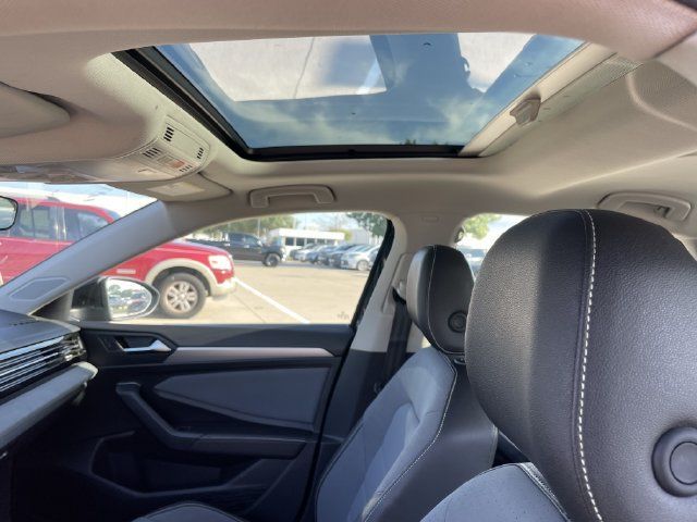 Used 2025 Volkswagen Jetta SE FWD image 24
