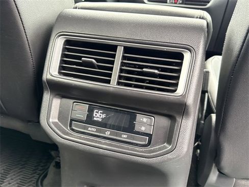 Used 2024 Volkswagen Atlas SE image 31