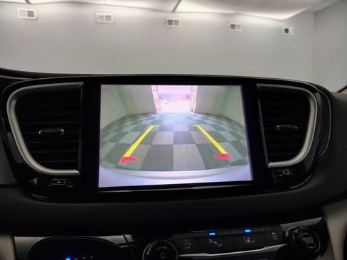 Used 2024 Chrysler Pacifica Touring-L FWD image 3