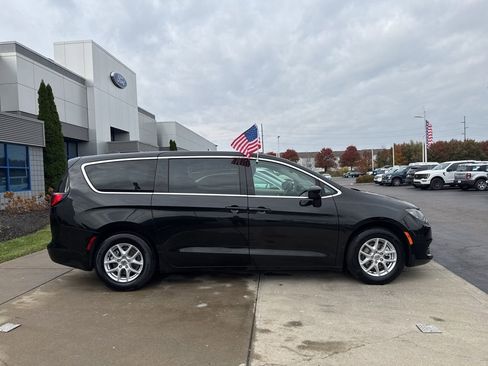 Used 2023 Chrysler Voyager LX image 12