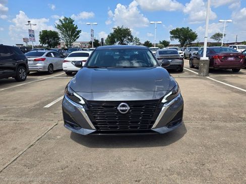 Used 2024 Nissan Altima 2.5 SV image 2