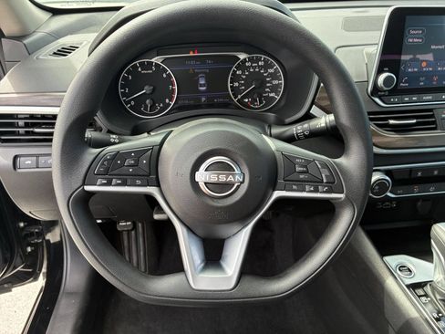 Used 2025 Nissan Altima 2.5 SV FWD image 27
