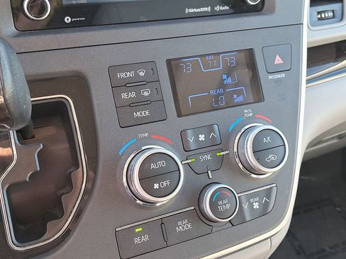 Used 2020 Toyota Sienna Limited image 24