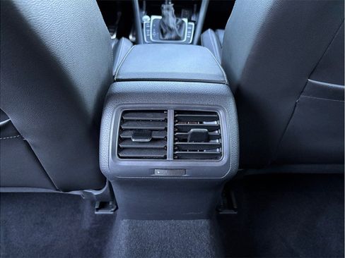 Used 2017 Volkswagen Golf R 4-Door image 38