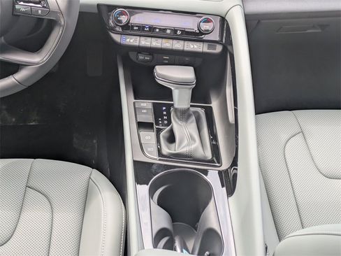 New 2025 Hyundai Elantra Limited image 17