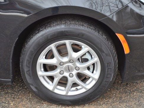 Used 2023 Chrysler Pacifica Touring-L image 10