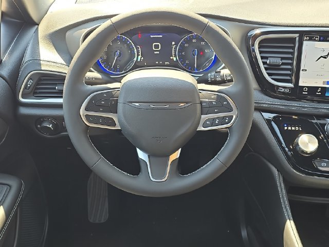 New 2027 Chrysler Pacifica Limited AWD/4WD image 18