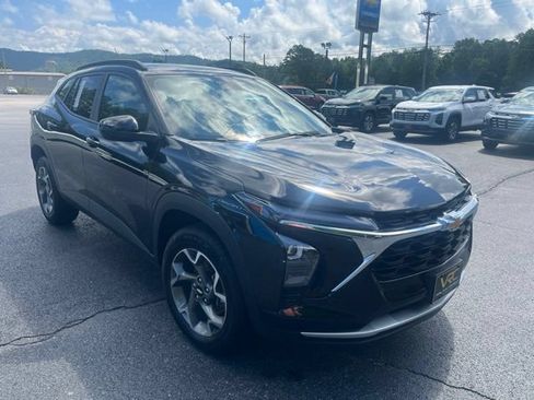 Used 2025 Chevrolet Trax LT w/ LT Convenience Package FWD image 4