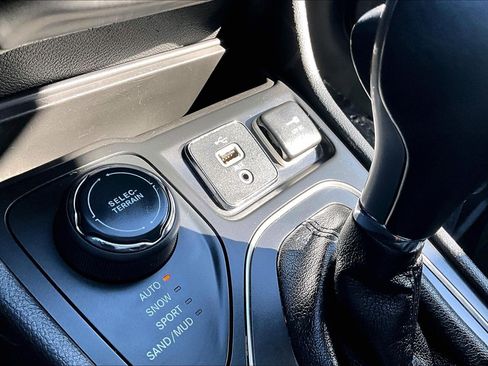 Used 2019 Jeep Cherokee Latitude Plus w/ Cold Weather Group image 31