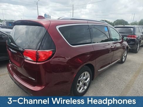 Used 2017 Chrysler Pacifica Limited w/ UConnect Theater Package FWD image 7