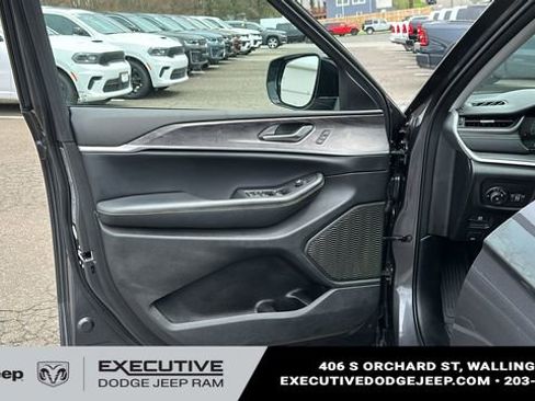 Used 2023 Jeep Grand Cherokee Limited image 8