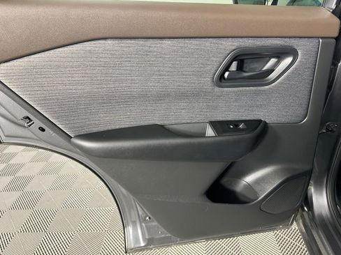 Used 2023 Nissan Rogue S image 23