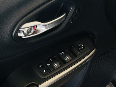 Used 2020 Jeep Cherokee Limited FWD image 33