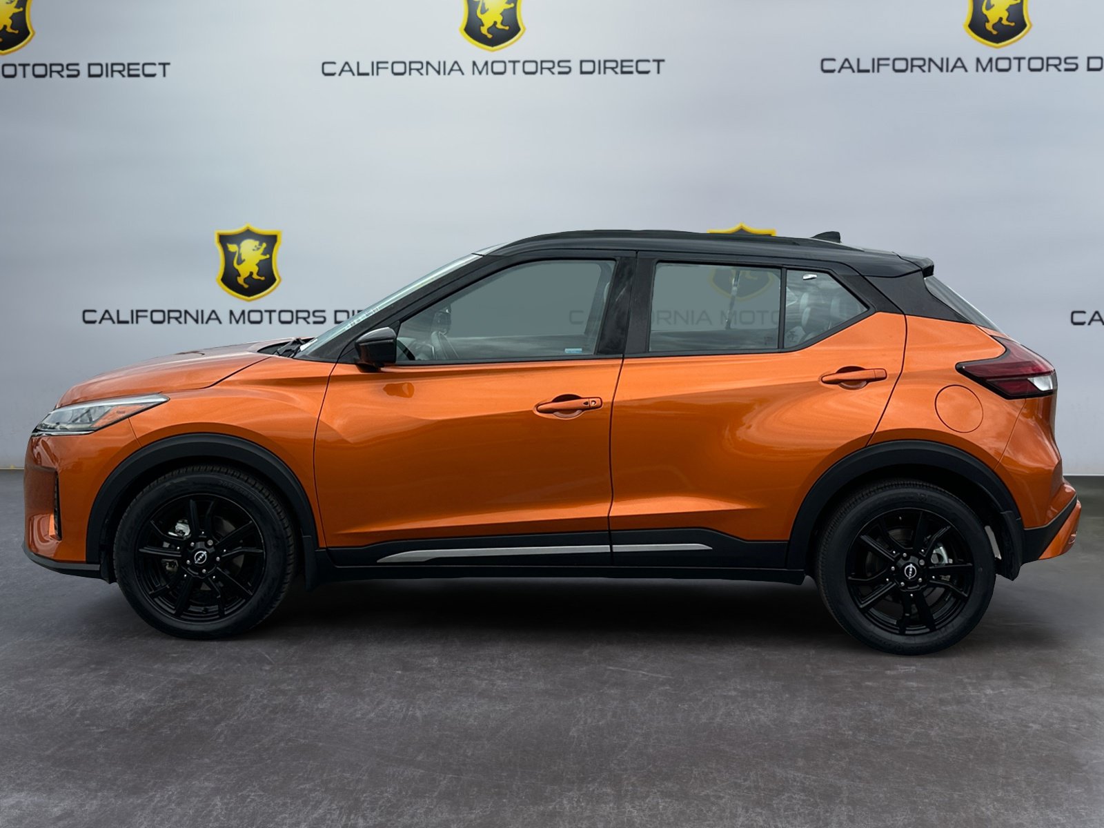 Used 2023 Nissan Kicks SR w/ SR Premium Package FWD image 2