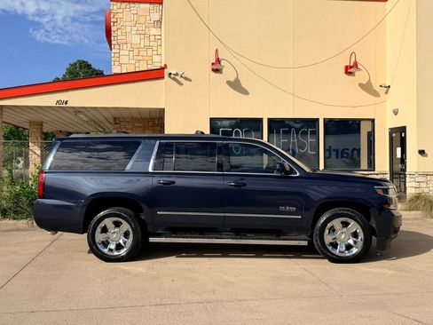 Used 2018 Chevrolet Suburban LT w/ LT Signature Package RWD image 6