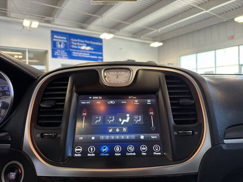 Used 2018 Chrysler 300 Limited AWD/4WD image 13