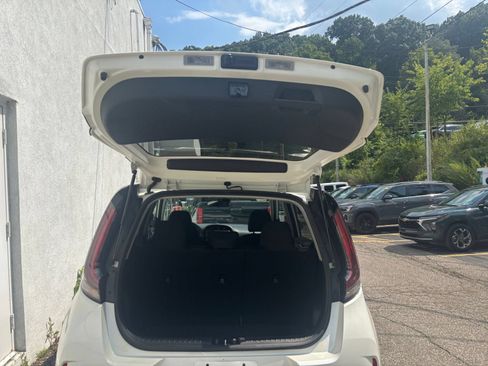 Used 2025 Kia Soul LX w/ LX Technology Package FWD image 28