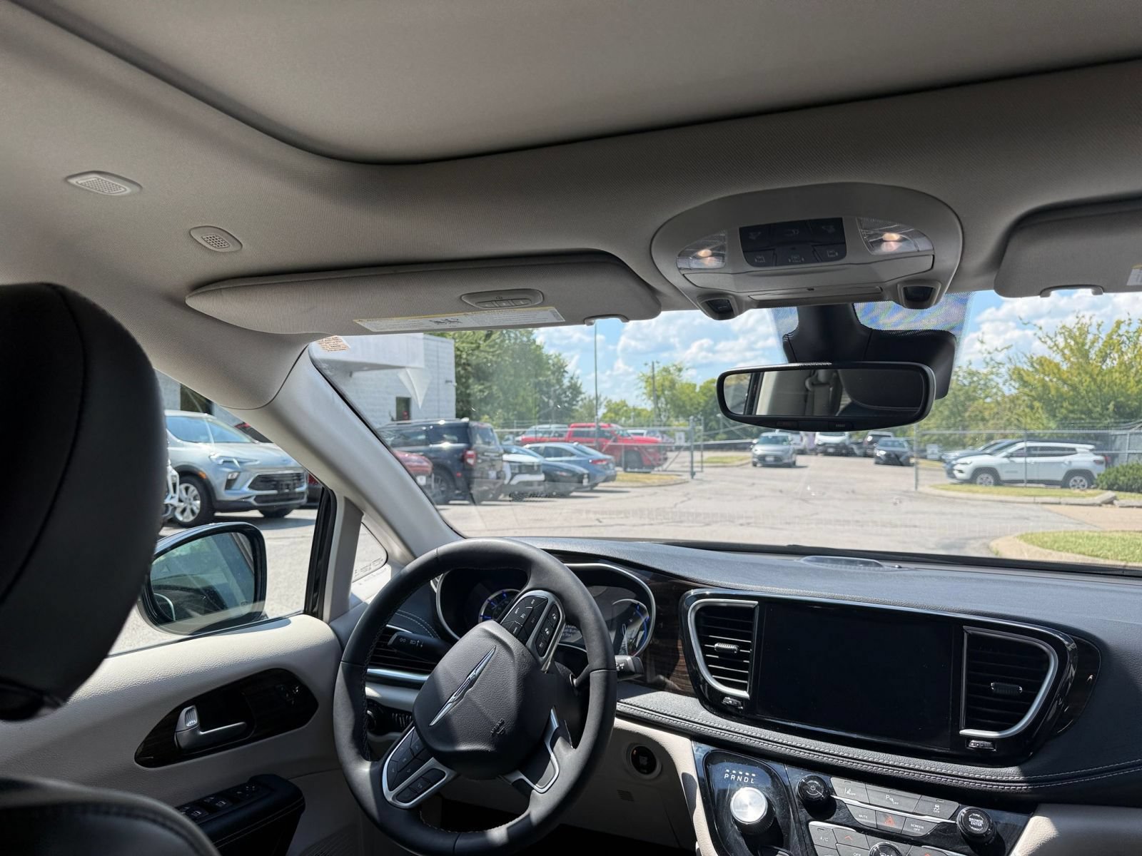 Used 2023 Chrysler Pacifica Limited FWD image 38