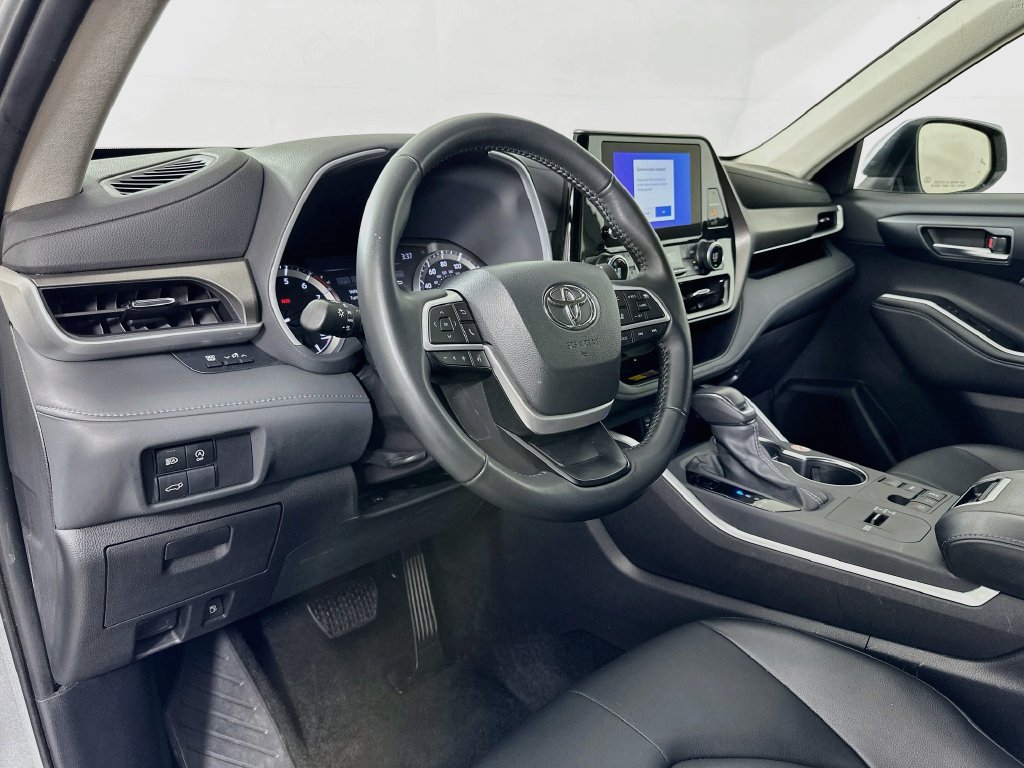 Certified 2025 Toyota Highlander XLE FWD image 9