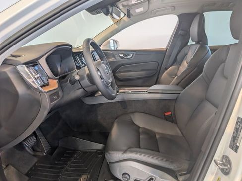 Used 2023 Volvo XC60 B5 Plus image 12