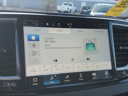 Used 2024 Chrysler Pacifica Touring-L image 19