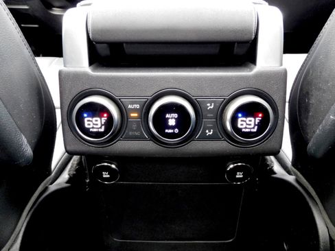 Used 2020 Land Rover Discovery Landmark image 24