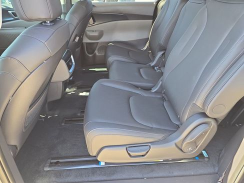 New 2026 Kia Carnival FWD image 16