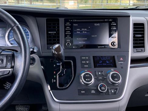 Used 2020 Toyota Sienna XLE image 7