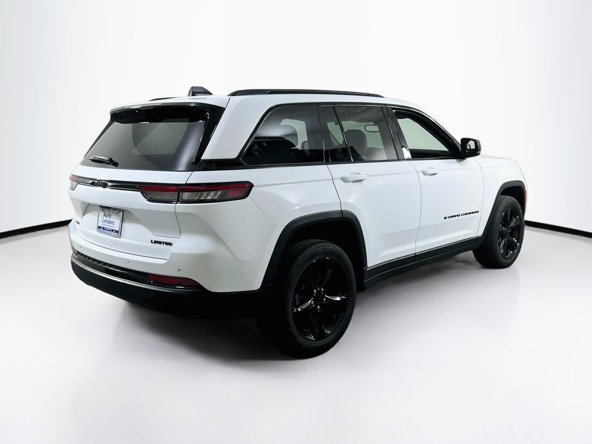 Used 2023 Jeep Grand Cherokee Limited w/ Black Appearance Package AWD/4WD image 5