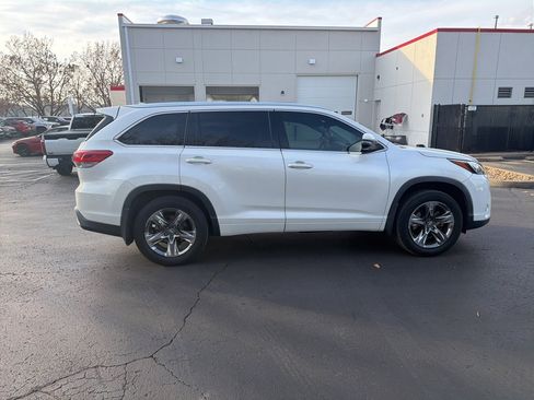 Used 2018 Toyota Highlander Limited Platinum image 3
