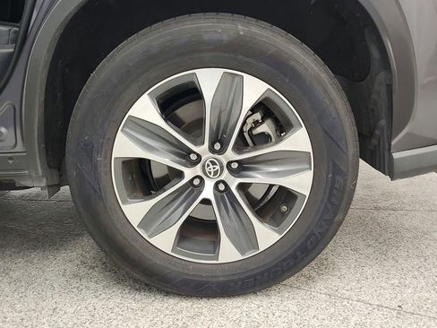 Used 2021 Toyota Highlander XLE FWD image 42