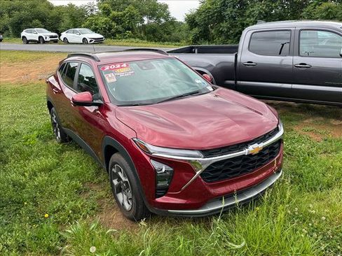 Used 2024 Chevrolet Trax LT FWD image 8