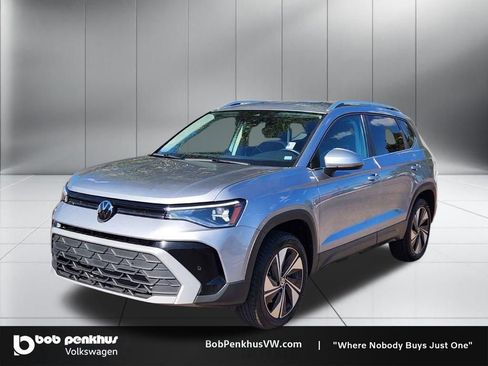 Used 2025 Volkswagen Taos SE image 25