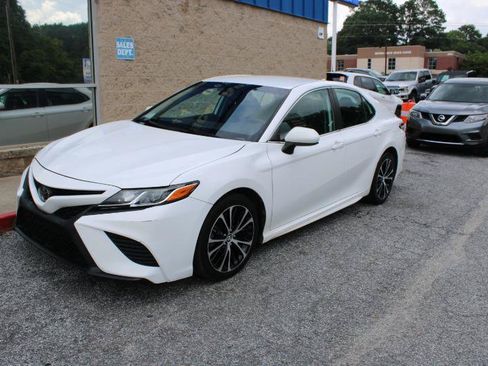 Used 2020 Toyota Camry SE FWD image 3