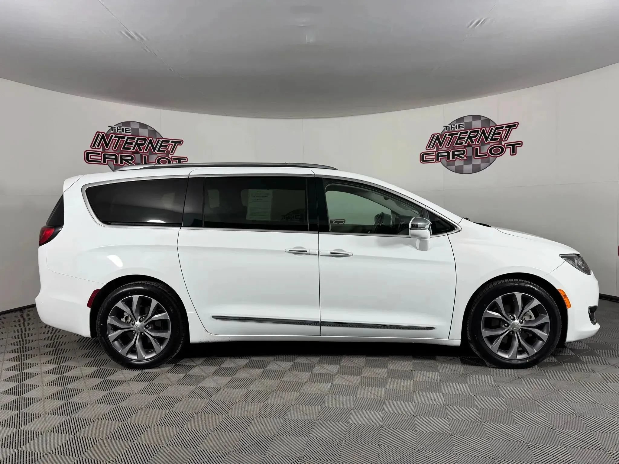 Used 2019 Chrysler Pacifica Limited FWD image 8