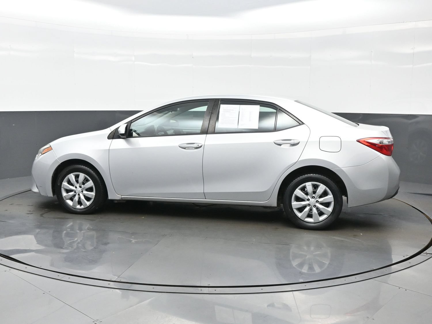 Used 2016 Toyota Corolla LE FWD image 4
