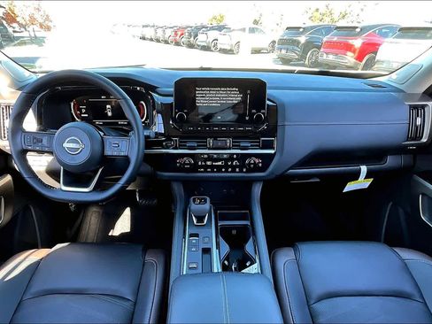 New 2025 Nissan Pathfinder Platinum image 5