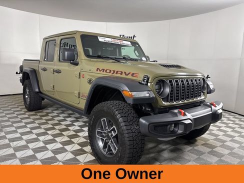 Used 2025 Jeep Gladiator Mojave AWD/4WD image 4