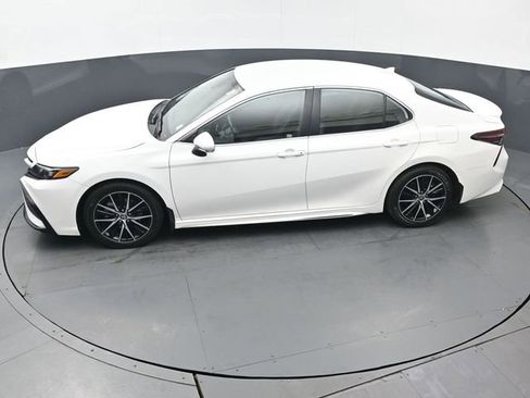 Used 2024 Toyota Camry SE image 40