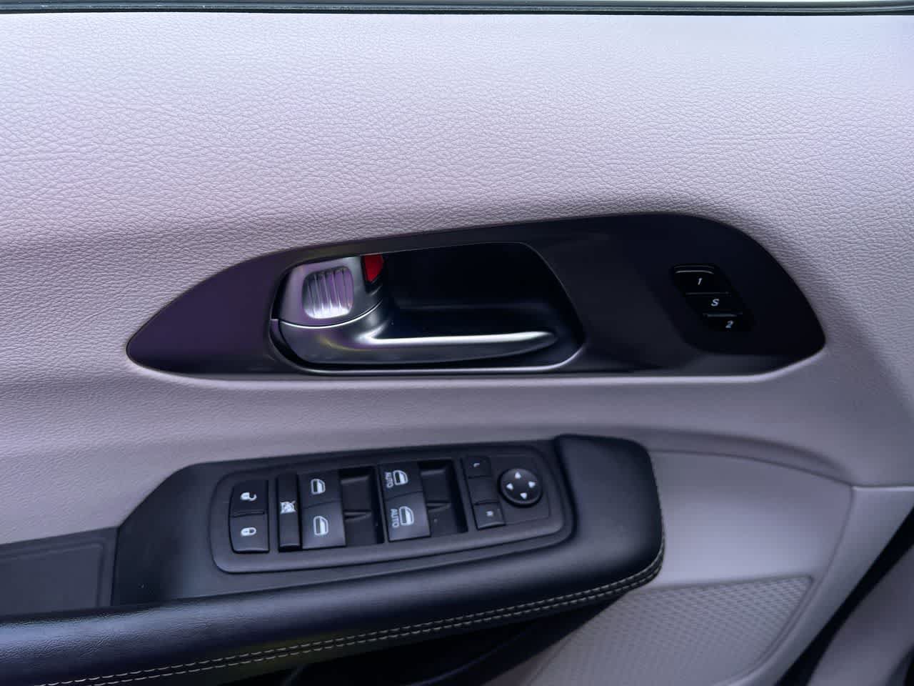 Used 2023 Chrysler Pacifica Touring-L FWD image 13