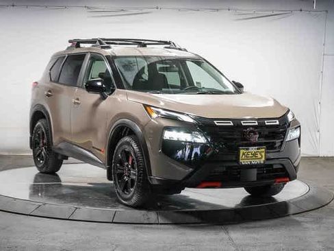 Used 2025 Nissan Rogue SV image 5