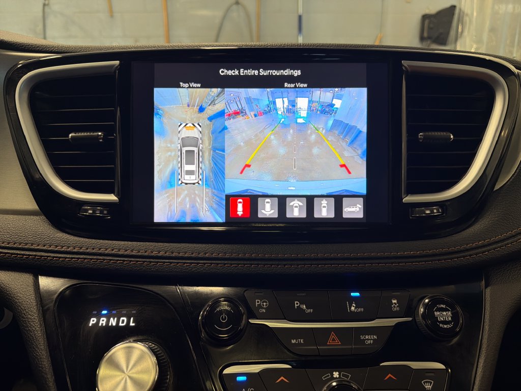 Used 2024 Chrysler Pacifica Pinnacle FWD image 11
