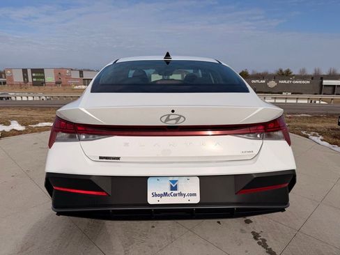 Used 2025 Hyundai Elantra Hybrid FWD image 4