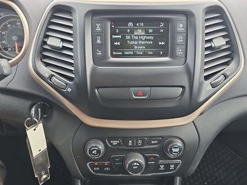 Used 2018 Jeep Cherokee Latitude w/ Altitude Package AWD/4WD image 21