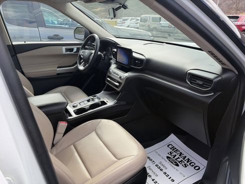 Used 2022 Ford Explorer XLT w/ Equipment Group 202A image 5