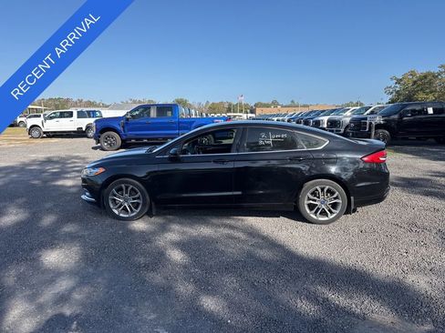 Used 2017 Ford Fusion SE w/ Equipment Group 201A image 2