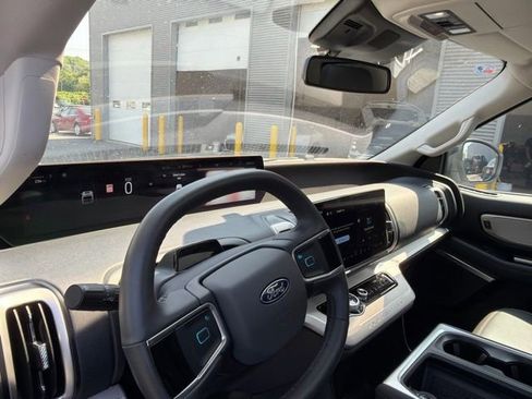 Used 2025 Ford Expedition Active AWD/4WD image 12