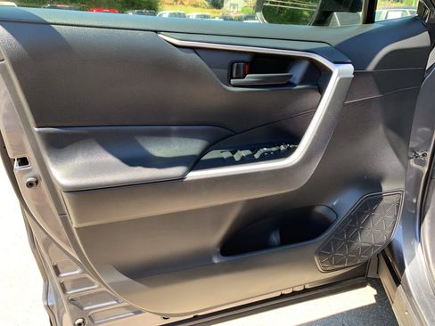 Used 2020 Toyota RAV4 LE w/ Carpet Mat Package AWD/4WD image 22