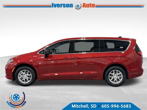 New 2026 Chrysler Pacifica Select image 4