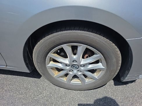 Used 2016 MAZDA MAZDA3 i Touring w/ Popular Equipment Package FWD image 10